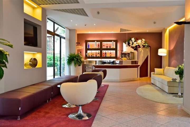 Lounge 18 of 19