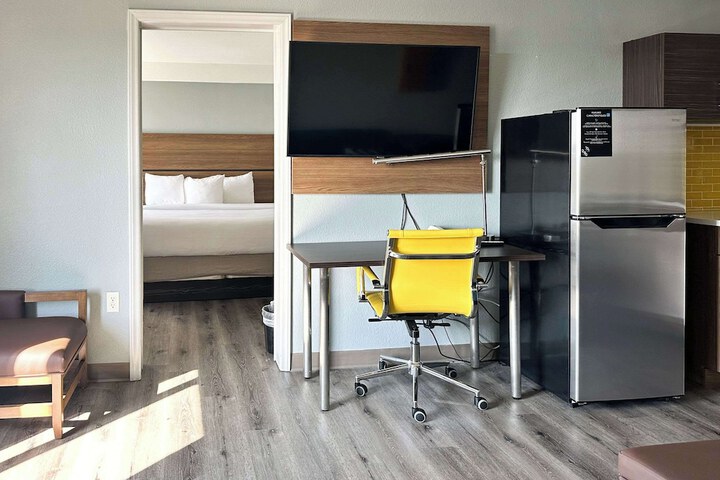 1 King Bed Suite (17 of 25)