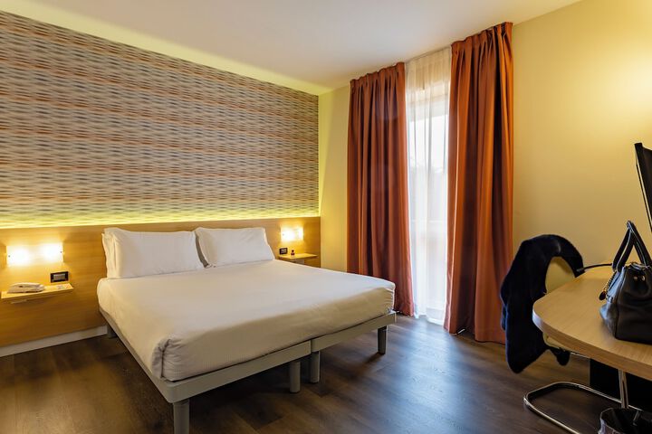 Room 9 of 35