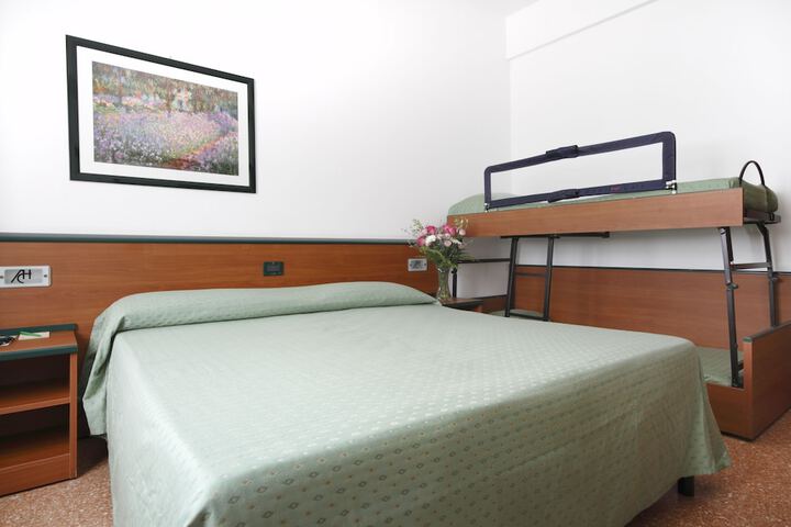 Room 9 of 16