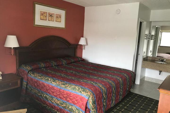 1 King Bed (4 of 4)