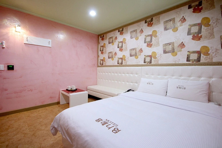 Room 3 of 16