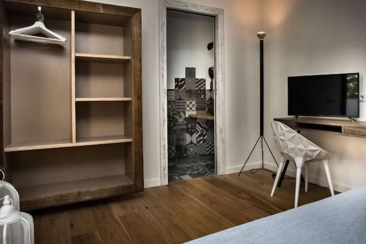 Room 33 of 53