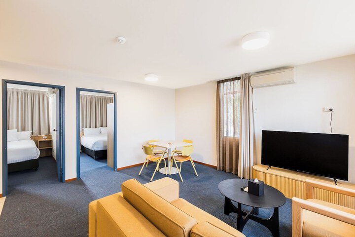 Room 32 of 69