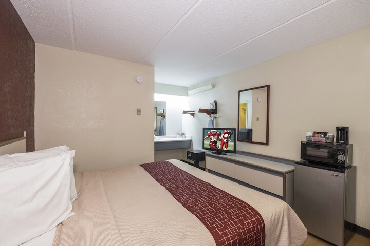 Deluxe King Bed (6 of 7)