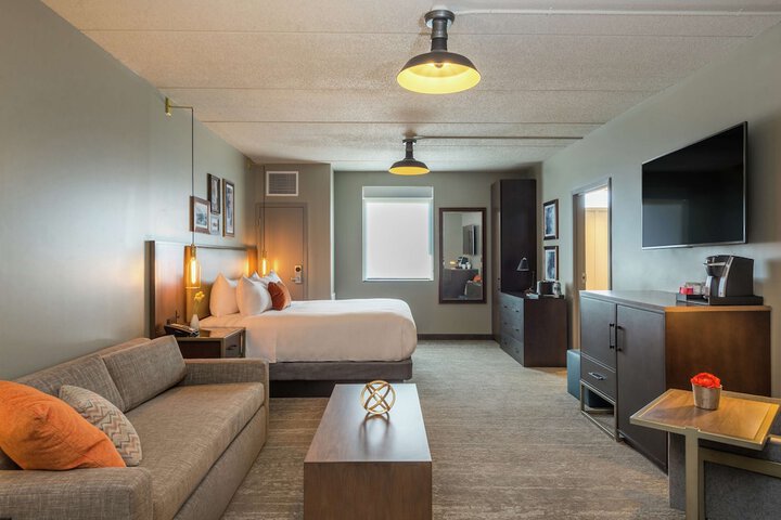 1 King Bed Main Building (16 of 35)