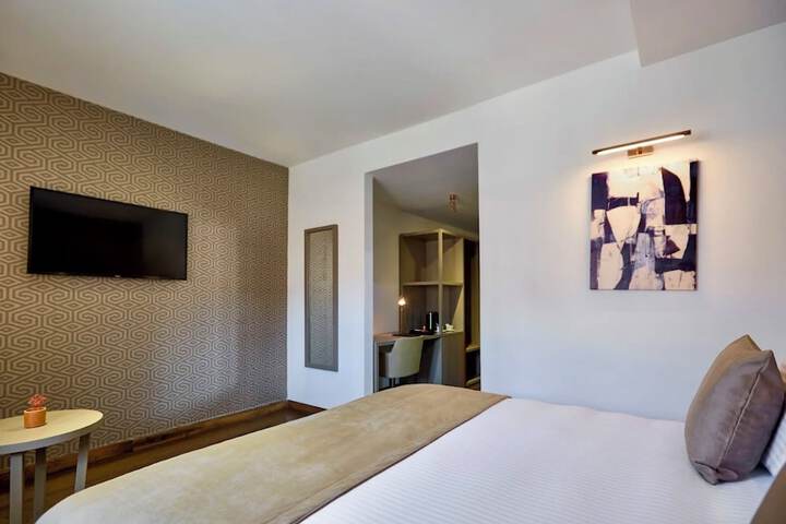 Room 9 of 25