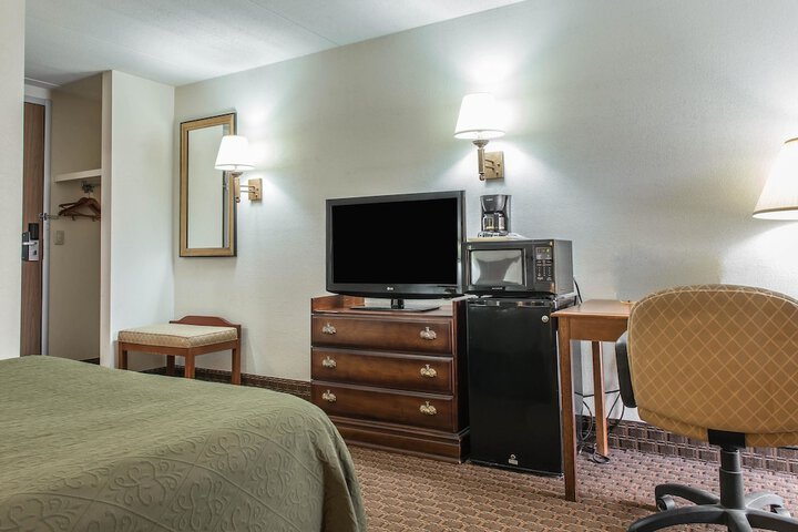 1 Queen Bed (6 of 17)