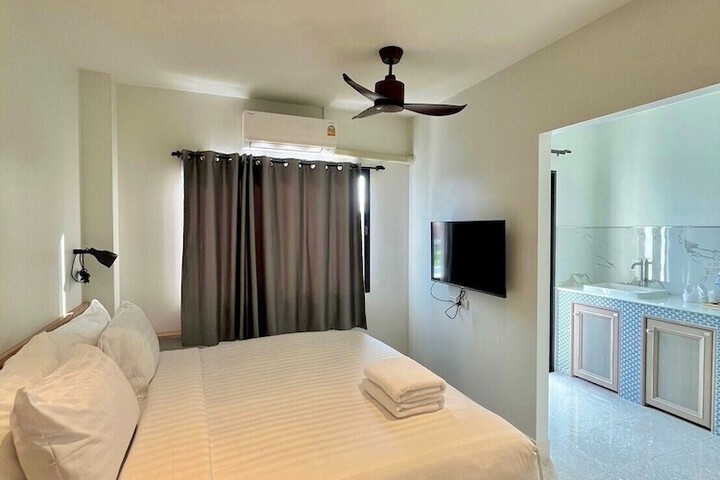 Room 12 of 28