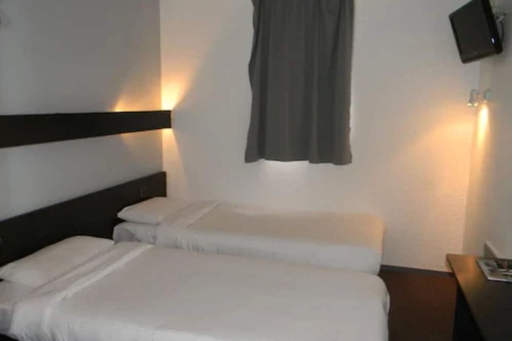 Room 6 of 25