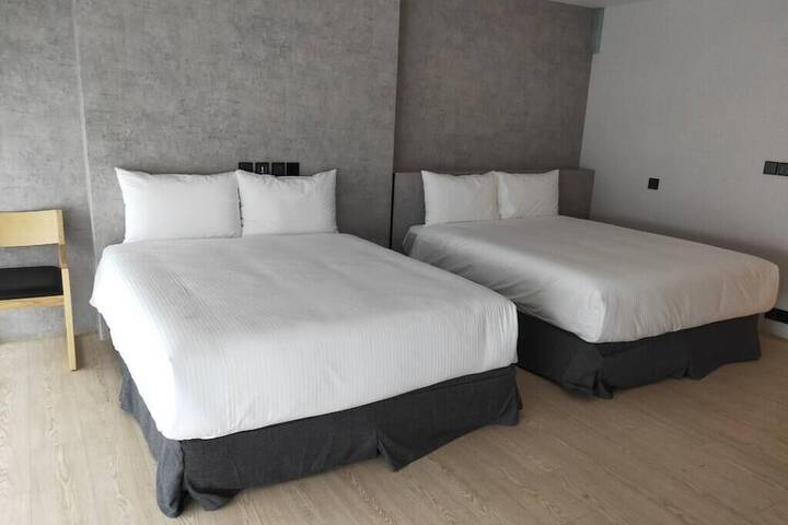 Room 10 of 28