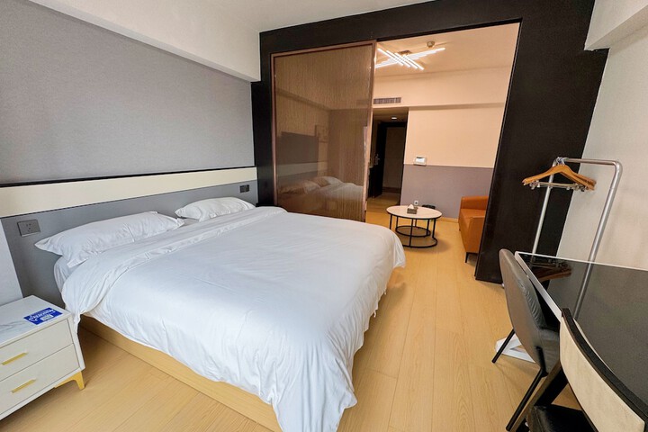 Room 15 of 28