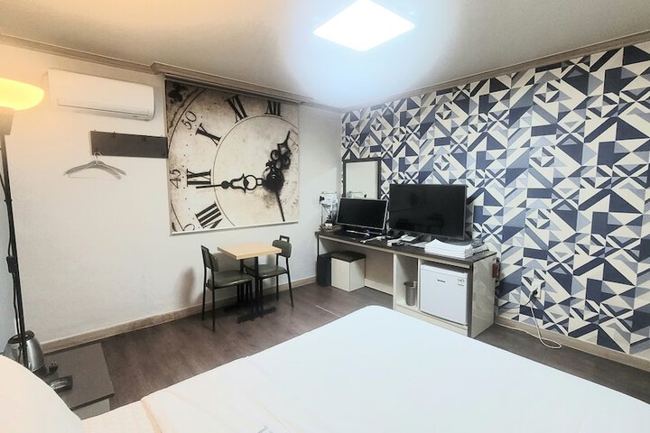 Room 5 of 18