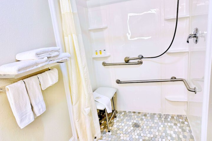 2 Queen Beds Accessible (8 of 11)