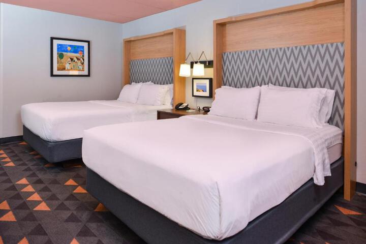 1 Queen Bed Standard Mobility Accessible Tub (7 of 7)