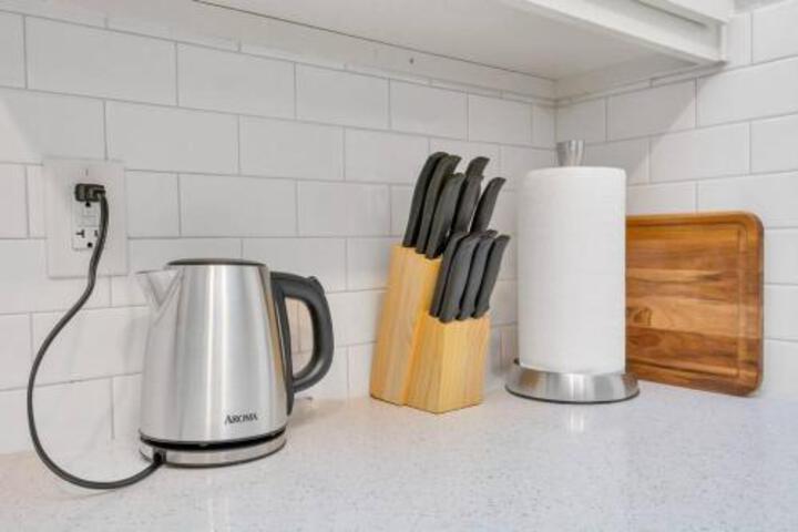 Lovely 2 Bedroom Den Apartment at Medical Center Sleeps 8 in Houston, TX