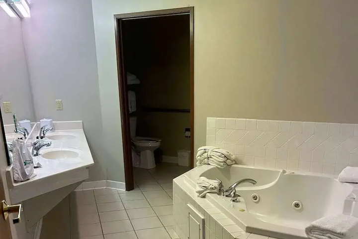 Room 8 of 33