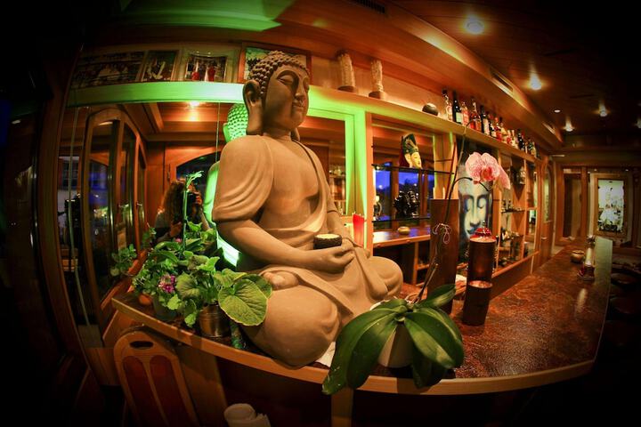 Lounge 44 of 57