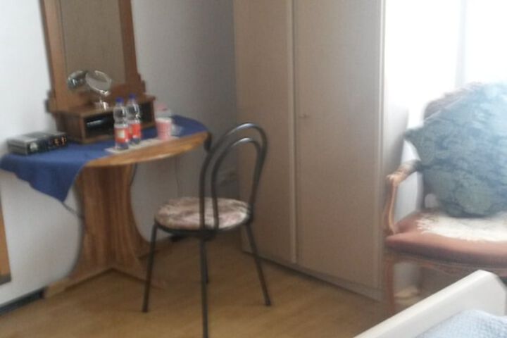 Room 8 of 9
