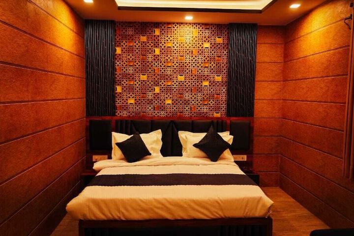 Room 4 of 17