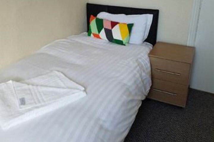 Room 6 of 16