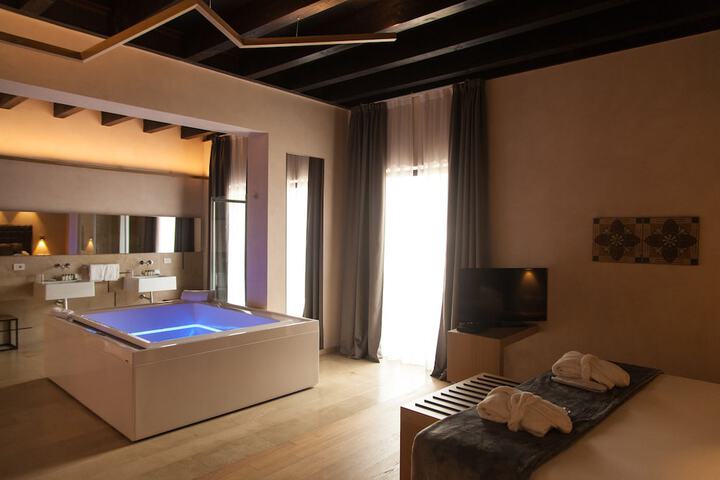 Room 12 of 32