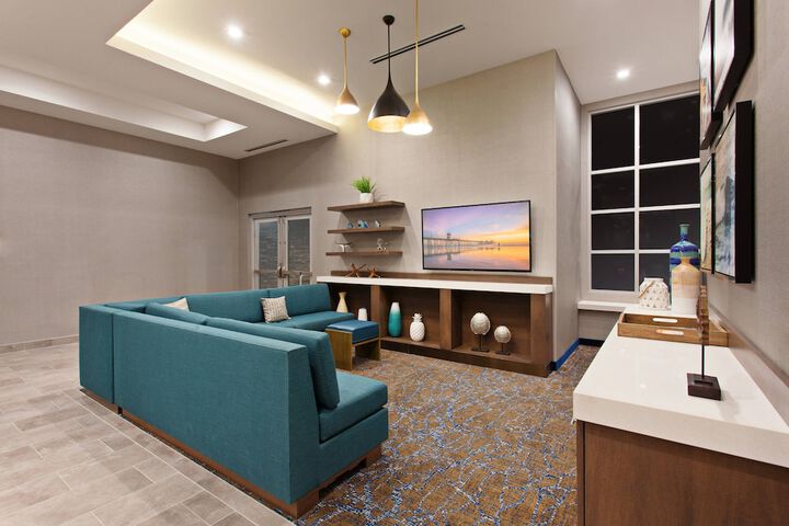 Lobby lounge