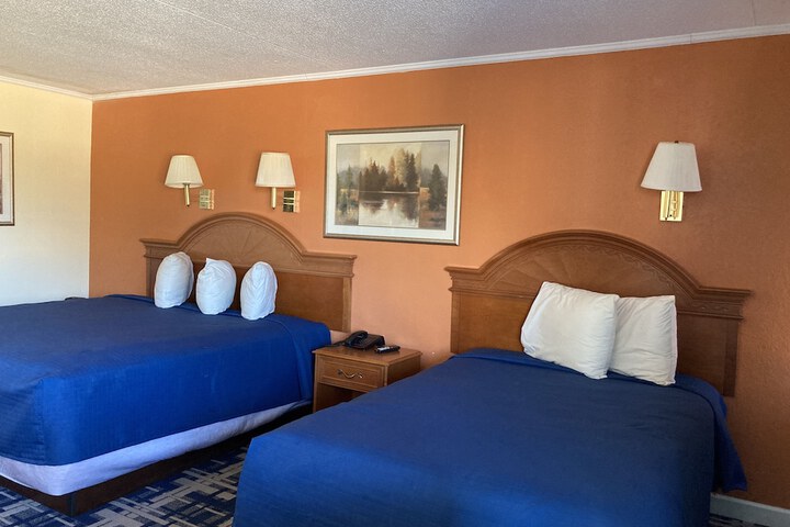 2 Double Beds (4 of 9)