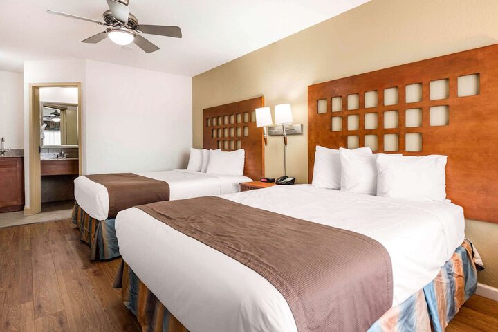 2 Queen Beds (22 of 49)
