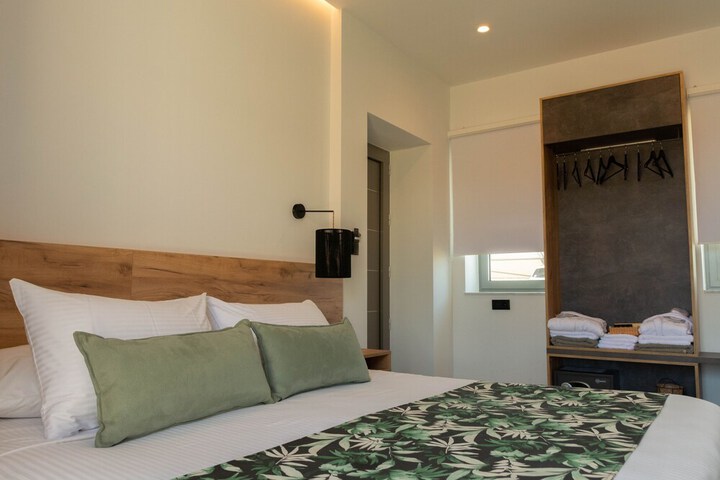 Room 42 of 340