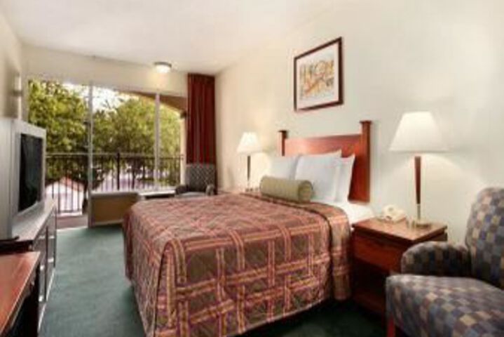 Room 4 of 6