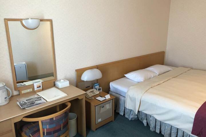 Room 18 of 104