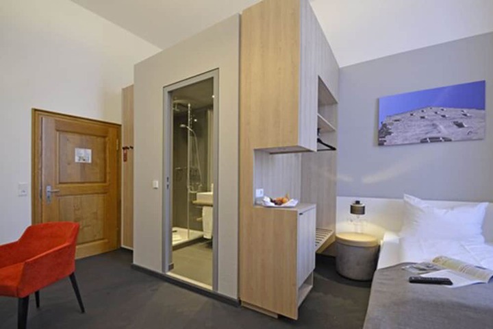 Room 9 of 30