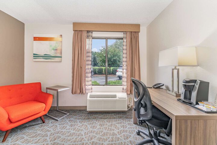 1 King Accessible Comm Assist Bathtub Microwave, Refrigerator WiFi Full Breakfast (1 of 20)