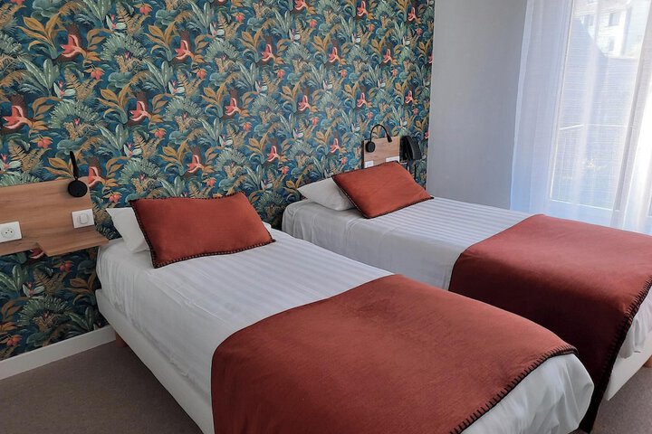 Room 4 of 9