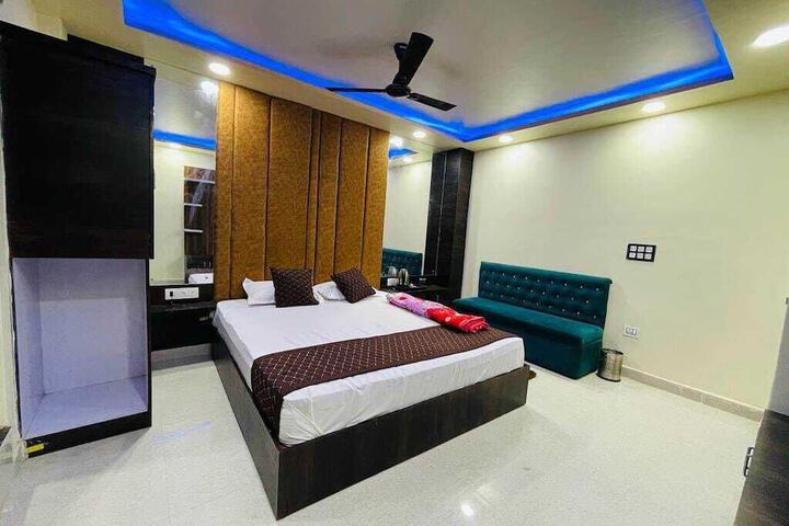 Room 3 of 8