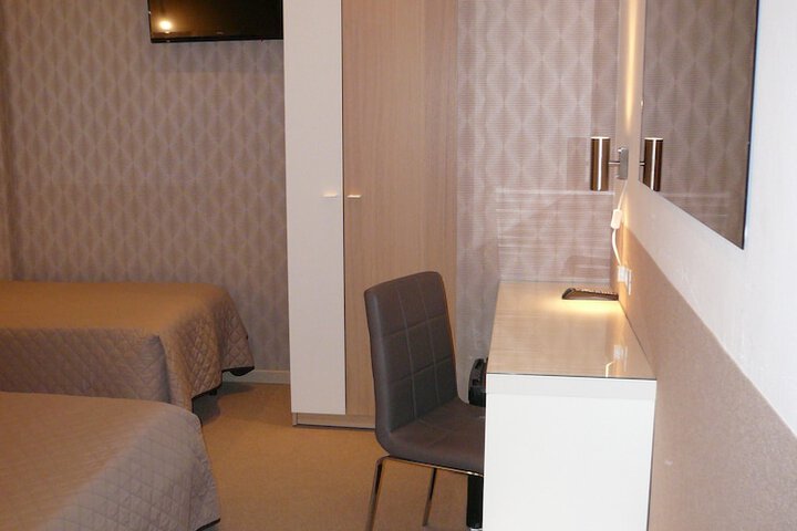 Room 10 of 18
