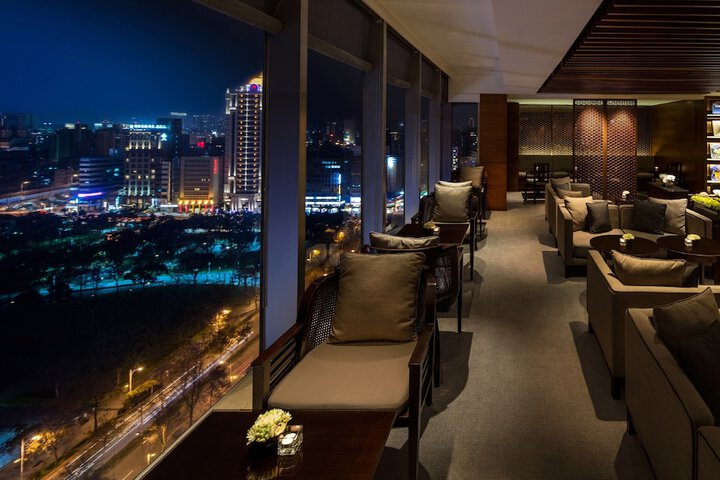 Lounge 113 of 121