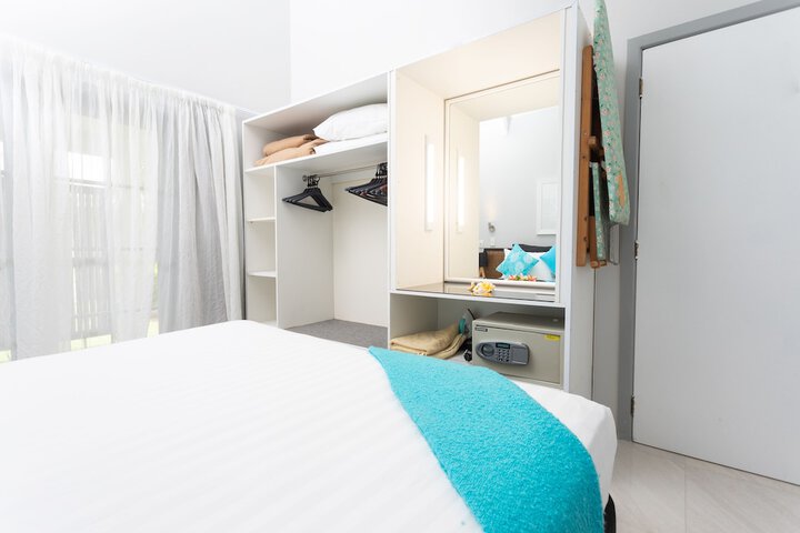 Room 6 of 77