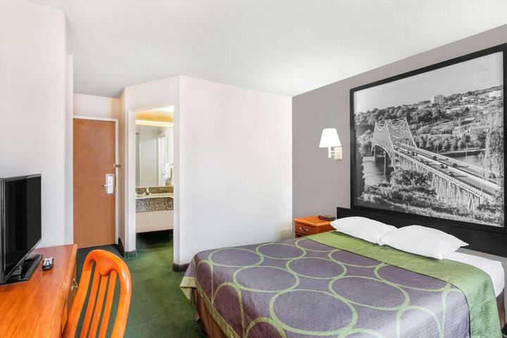 1 King Bed (4 of 8)