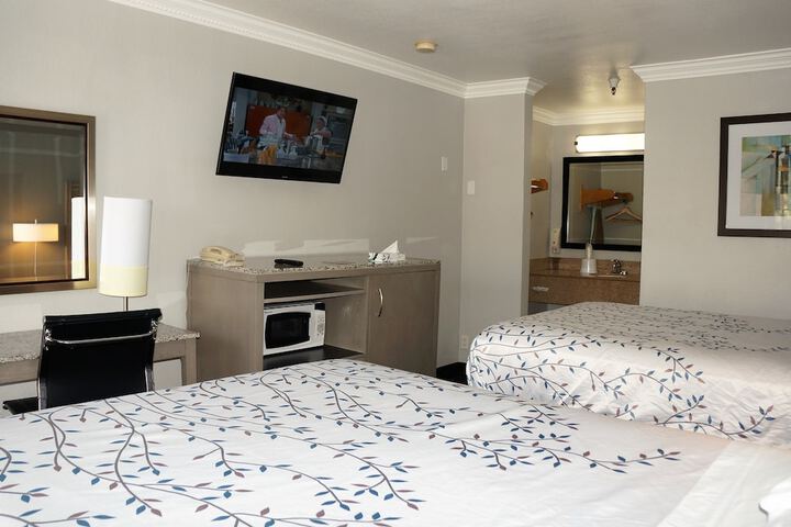 Queen Bed Accessible (4 of 45)