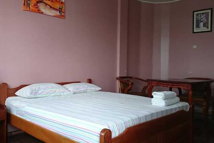 Room 4 of 18