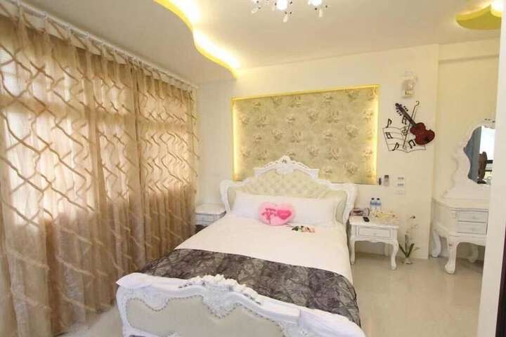 Room 21 of 28