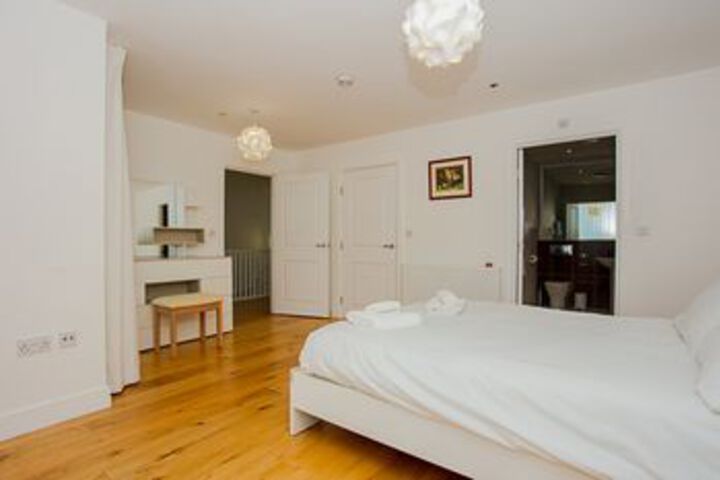 Room 9 of 28