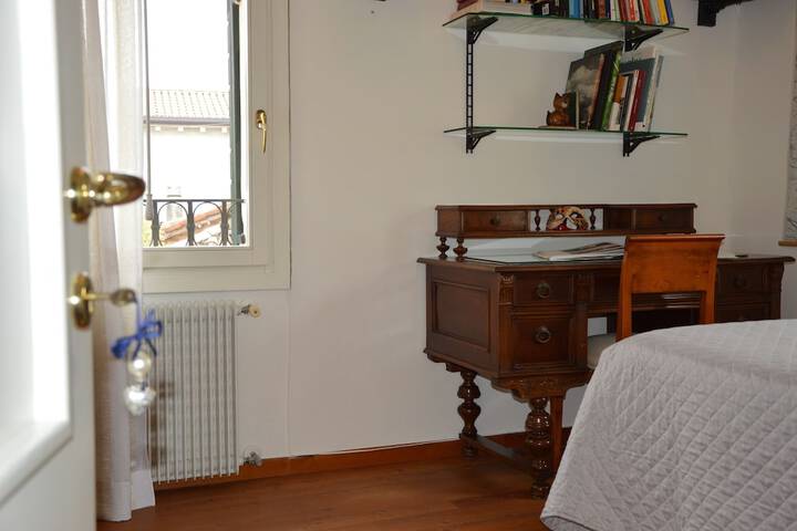 Room 6 of 20