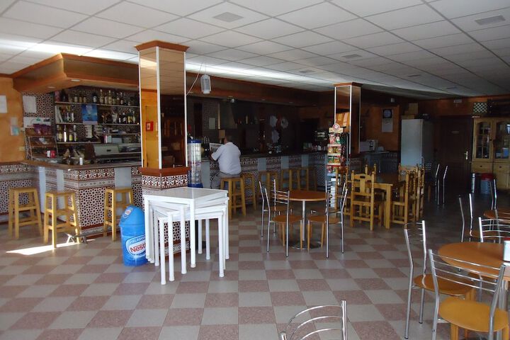 Lounge 23 of 36