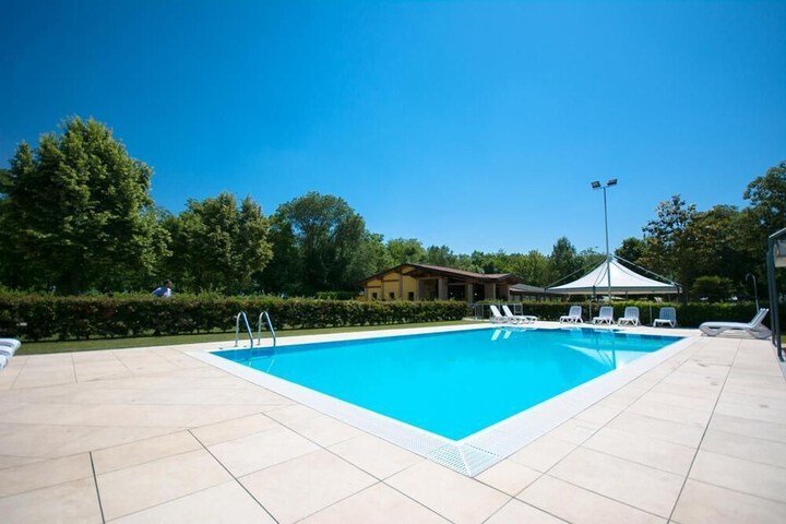 Pool 19 of 33