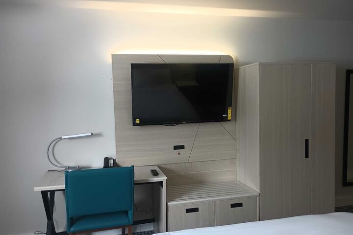 Room 6 of 51