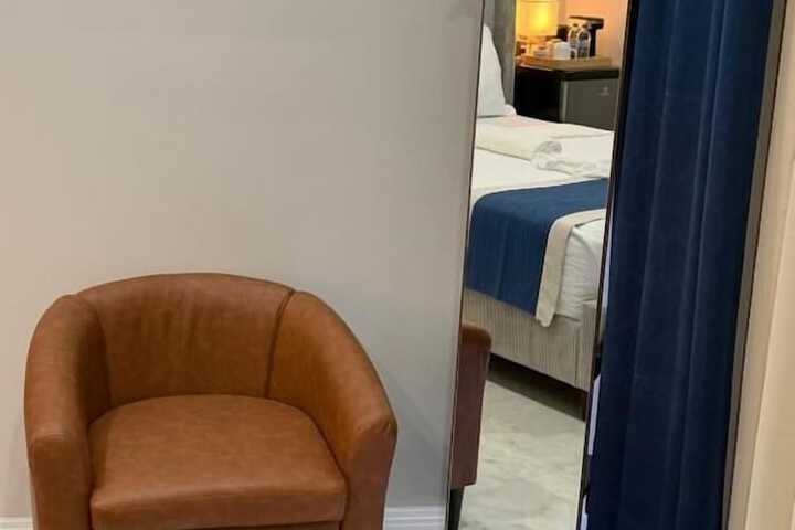 Room 5 of 16