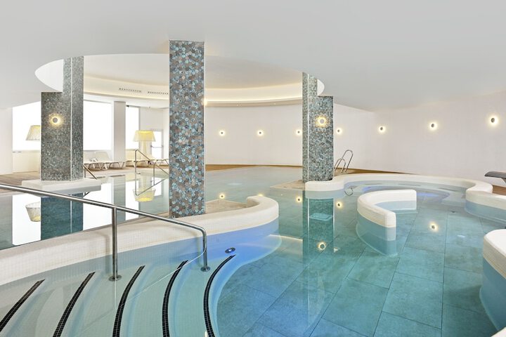 Hotel Pool